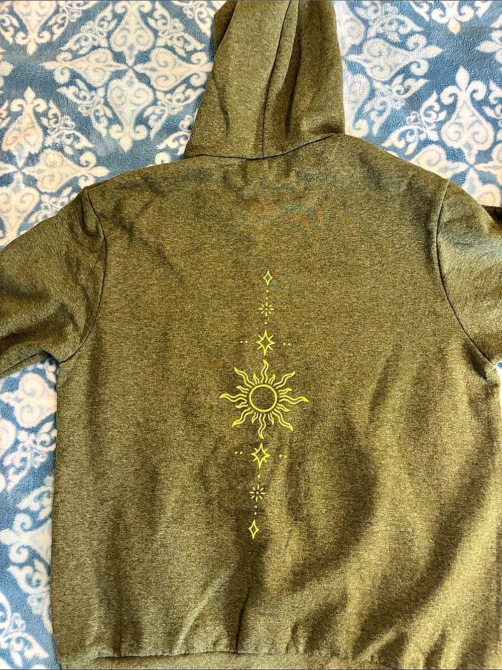 Sage green Graphic Hoodie Like New (pictures look for yellow than in person)